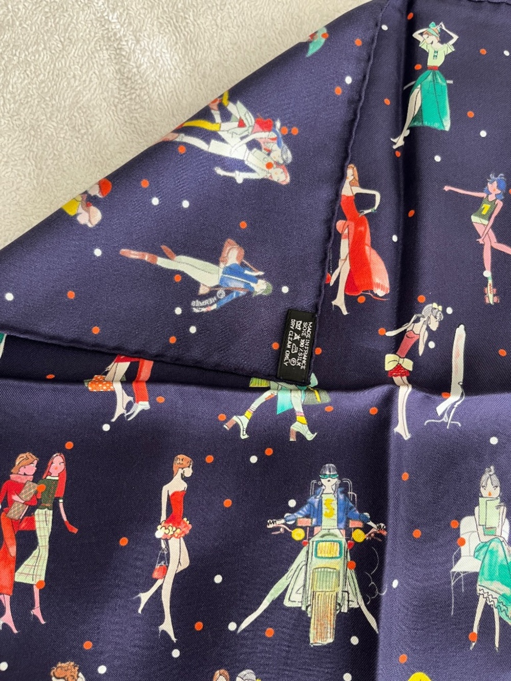 VINTAGE Hermes "Les Parisiennes De Kiraz" 100% Silk Pochette gavroche - Picture 3 of 10